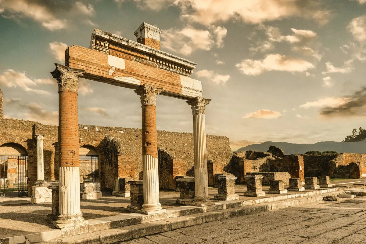 dramatic reenactment of Pompeii evacuation