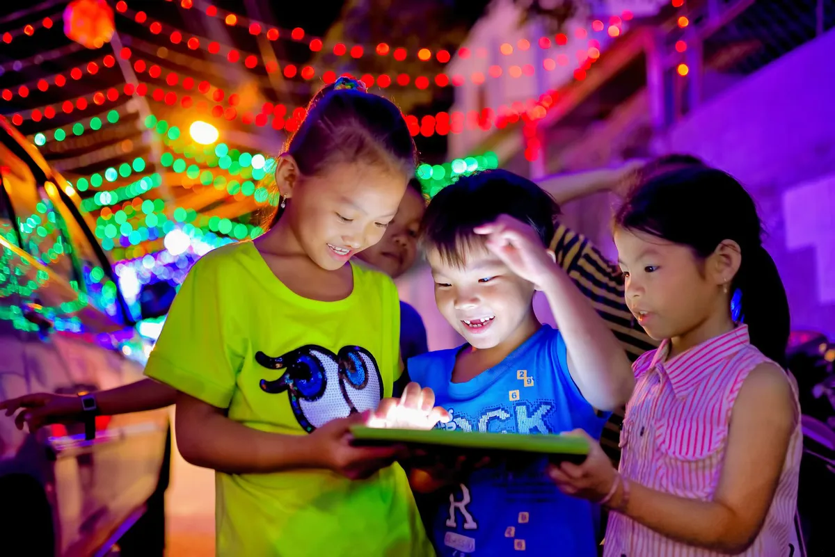 children using tablets for learning