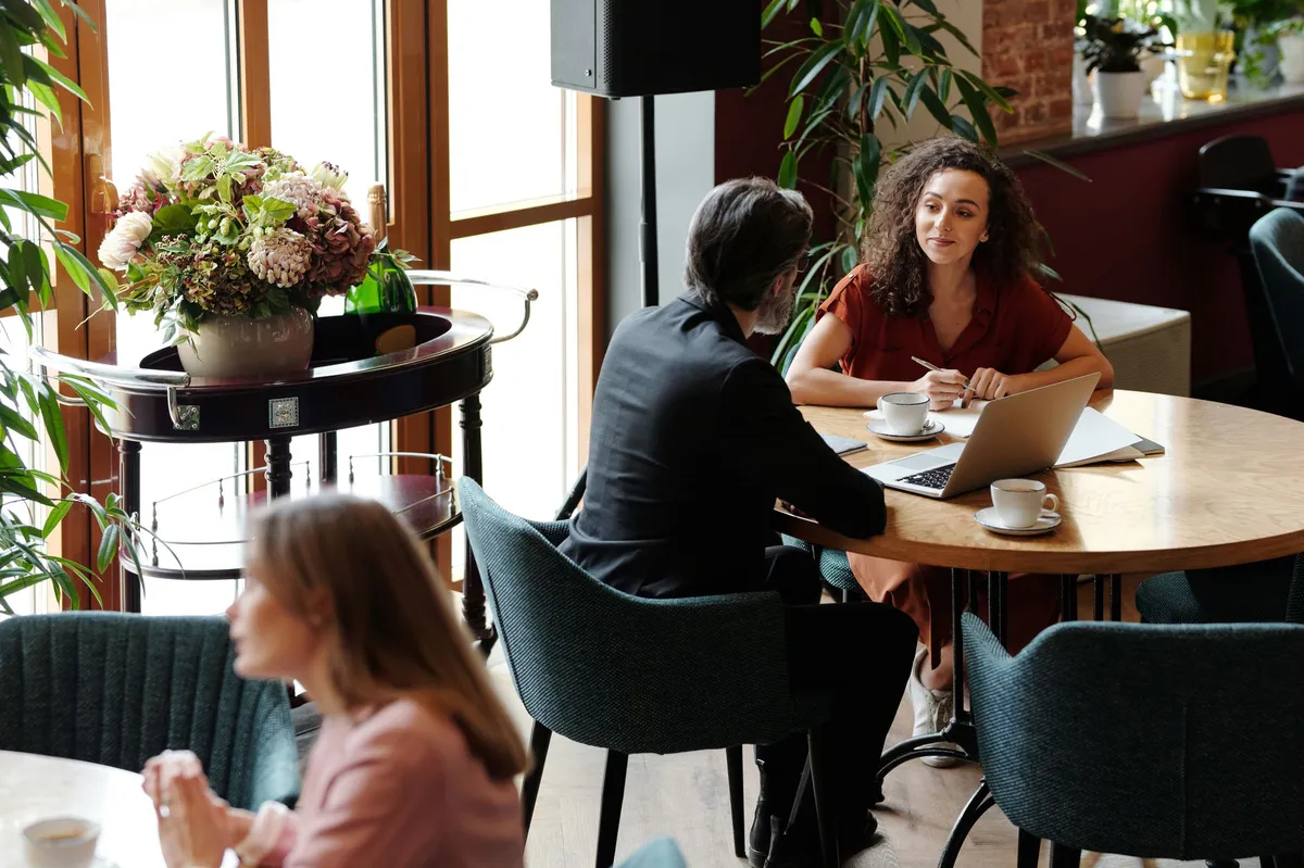 people discussing in a cafe