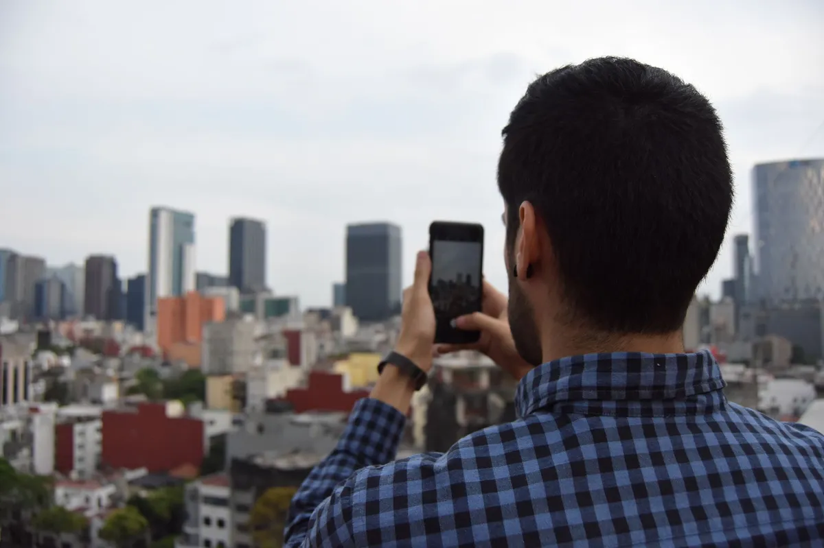 smartphone exploring city