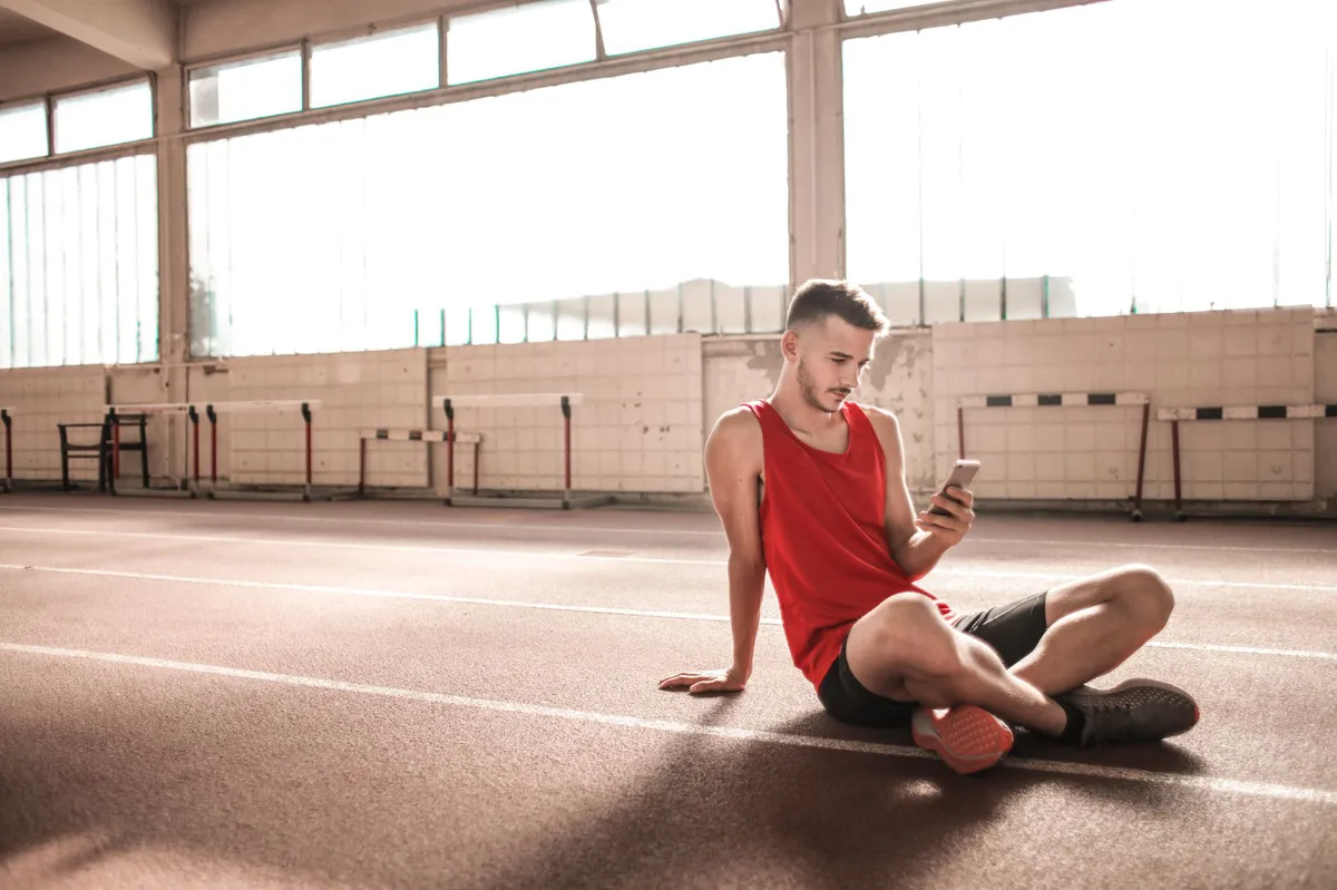 runner using smartphone