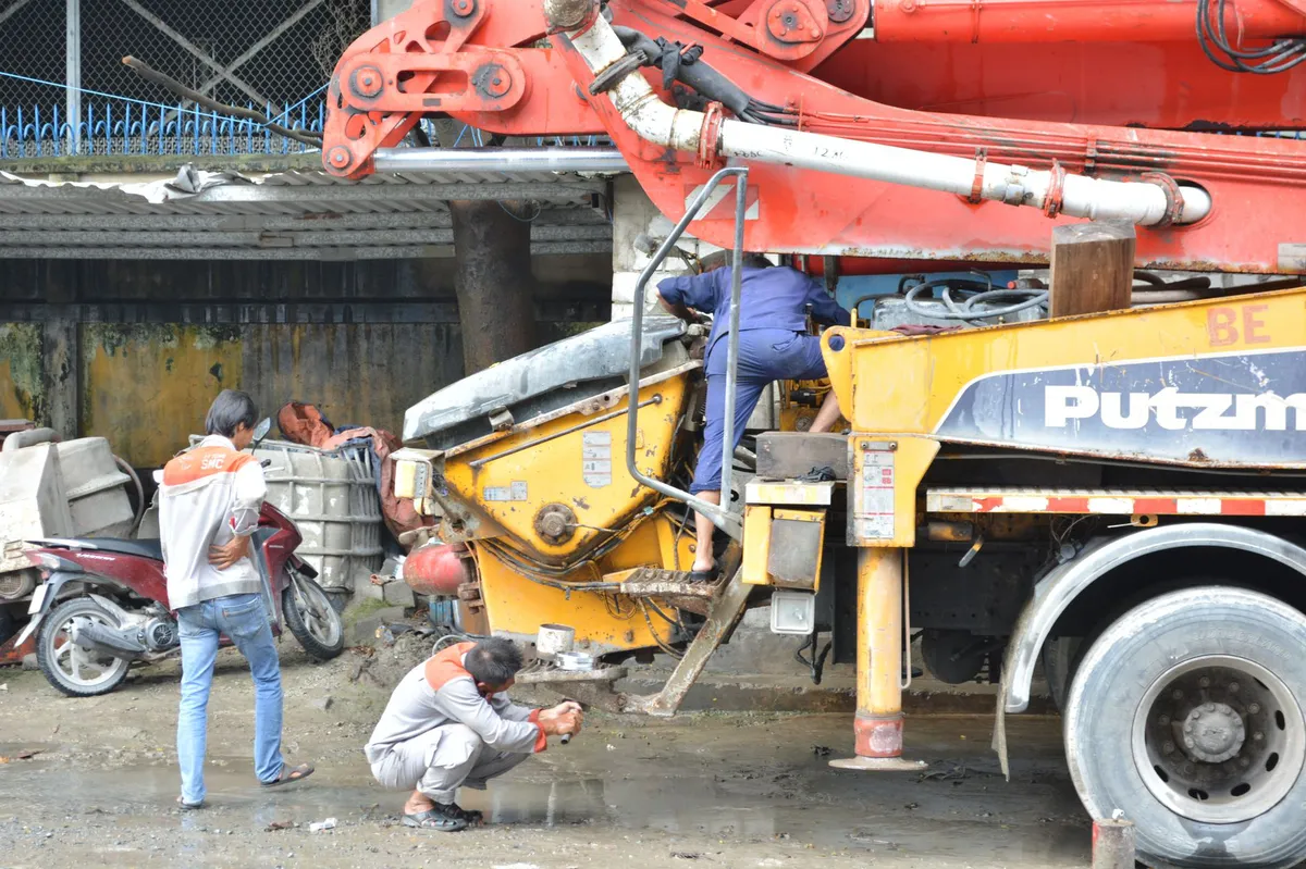 workers assembling a truck