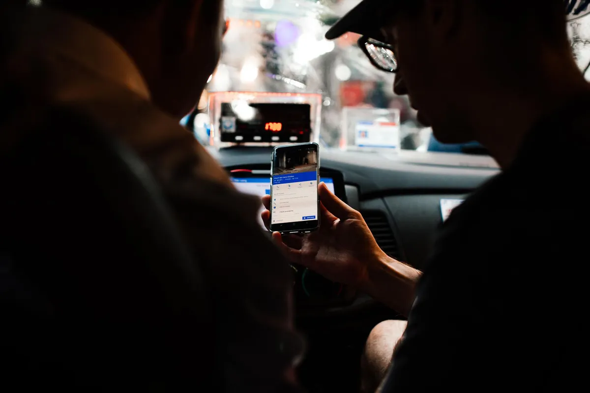 people using rideshare app